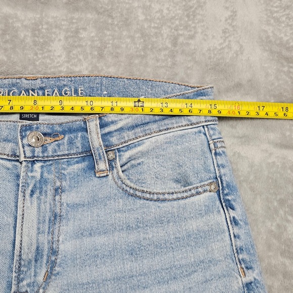 American Eagle Super High Rise Straight Mom Jean Light Wash Size 4R Raw Hem - Picture 4 of 10